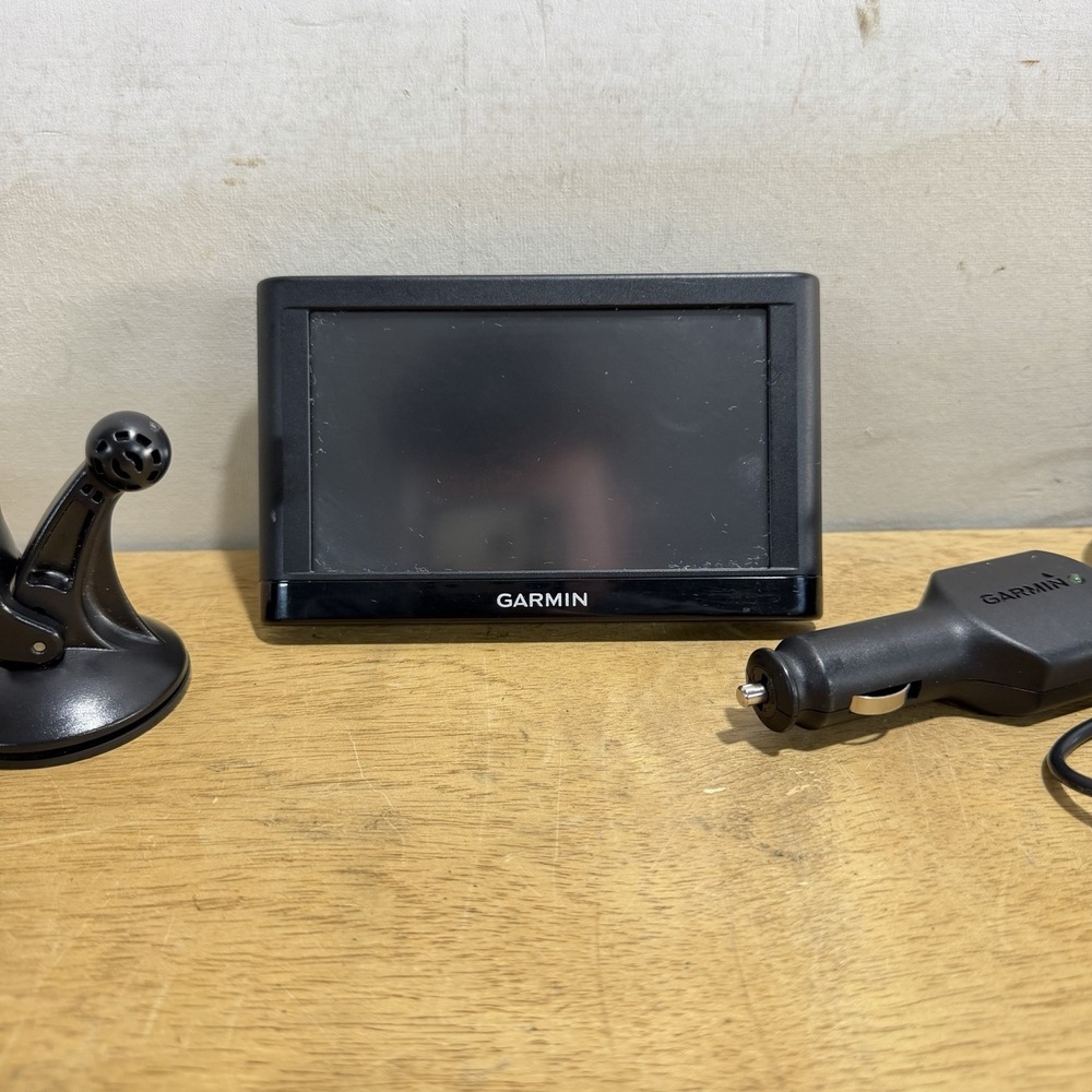Garmin Nuvi 52LM 5-inch Automotive GPS Unit with Lifetime Maps and Charger
